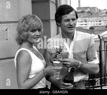 Un verre de célébration pour Alex « Hurricane » Higgins et sa fiancée, lynn Robbins, 25 ans, à Plymouth, après que l'ancien champion du monde de 30 ans ait été reconnu coupable d'avoir agressé une blonde dans sa chambre d'hôtel. Banque D'Images