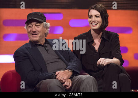 Robert de Niro et Anne Hathaway pendant le tournage du Graham Norton Show aux London Studios, pour le spectacle à transmettre le vendredi 2 octobre. Banque D'Images