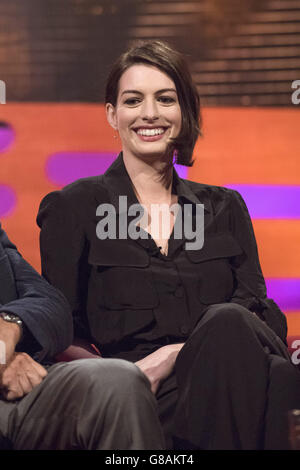 Anne Hathaway pendant le tournage du Graham Norton Show aux London Studios, pour que le spectacle soit transmis le vendredi 2 octobre. Banque D'Images