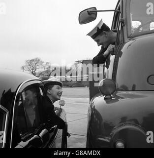 Dirigeant l'Airman Sam Clarke et son épouse, dirigeant Wren Janet Clarke, qui servent tous les deux à la station du RNAS HMS Daedalus à Lee-on-Solent, Hampshire. Sam, de Newtownards, Co. Down, conduit des véhicules lourds, y compris le moteur d'incendie de la station. Janet, dont la ville natale est Chepstow, est chauffeur du vice-amiral DCEF Gibson, officier du drapeau du Commandement aérien naval. En 1961, Sam était chauffeur de l'amiral lorsqu'il était au commandement du transporteur Ark Royal. Banque D'Images