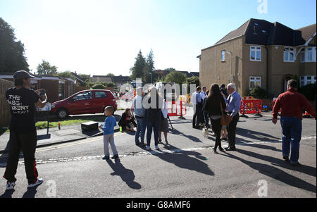 Le gouffre de St Albans.Les résidents essaient de voir de plus près un gouffre qui s'est ouvert sur une rue résidentielle de St Albans. Banque D'Images