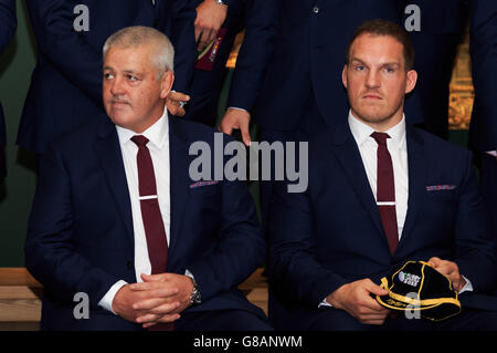 Warren Gatland, entraîneur du pays de Galles (à gauche) et Gethin Jenkins lors de la cérémonie d'accueil à Guildhall, Londres. Banque D'Images