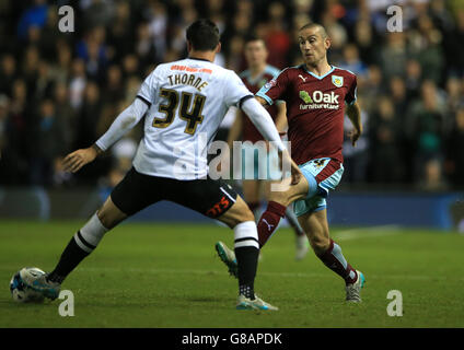 Football - Championnat Sky Bet - Derby County v Burnley - Stade iPro.David Jones de Burnley (à droite) et George Thorne du comté de Derby se battent pour le ballon Banque D'Images