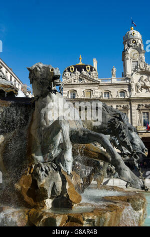 France - Lyon, une ville traversée par deux rivières Saône et Rhône Région de Auvergne-Rhône-Alpes. Fontaine Bartholdi dans Terraux square et hôtel de ville Banque D'Images