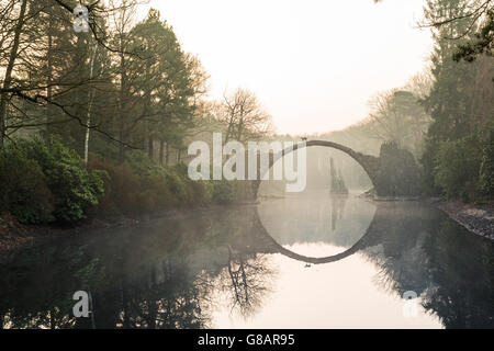 Le Rakotzbruecke au parc des Rhododendrons et Azalées Kromlau, Saxe, Allemagne Banque D'Images