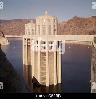 Le barrage Hoover, barrage en voûte en béton situé dans le Black Canyon du Colorado, à la frontière entre les États américains de l'Arizona et du Nevada. Construit entre 1931 et 1936. Banque D'Images