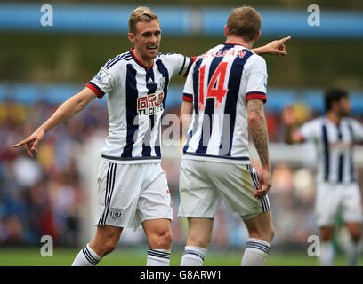 Football - Barclays Premier League - Aston Villa / West Bromwich Albion - Villa Park.Le capitaine de l'Albion de West Bromwich Darren Fletcher dirige James McClean de West Bromwich Albion Banque D'Images