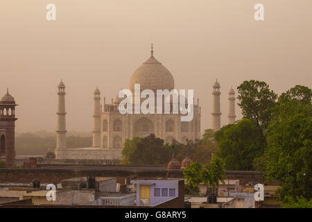 Le mausolée en marbre blanc du Taj Mahal situé sur la rive sud de la rivière Yamuna agra Uttar Pradesh Inde New Delhi Banque D'Images