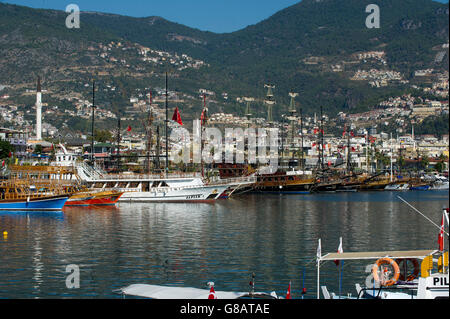 Centre d'Alanya avec le port, Alanya, Turkish Riviera Banque D'Images