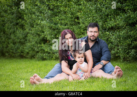 Portrait d'un couple avec bébé fille Banque D'Images