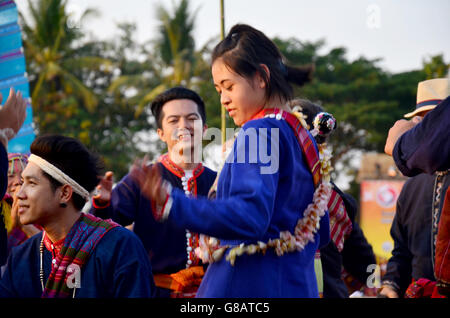 Phu thaïs chantant et jouant des instruments de musique traditionnelle thaïlandaise phu thai style pour montrer à Ban None CDM le 15 janvier Banque D'Images