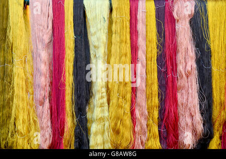 Les soies thread colorés de colorant couleur naturelle du matériel pour l'artisanat de la soie tissée dans le style thai isan à de la Thaïlande Banque D'Images
