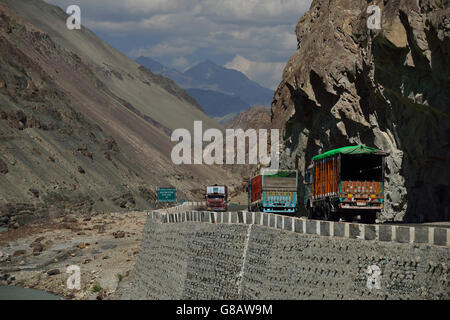 Camions, Indus-Valley, près de Uley, Ladakh, Inde, le Jammu-et-Kaschmir Banque D'Images