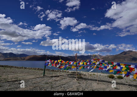 Les drapeaux de prières, Pangong-Lake, Ladakh, Inde, le Jammu-et-Kaschmir Banque D'Images