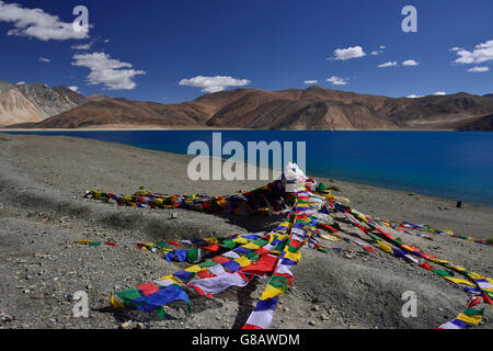 Les drapeaux de prières, Pangong-Lake, Ladakh, Inde, le Jammu-et-Kaschmir Banque D'Images