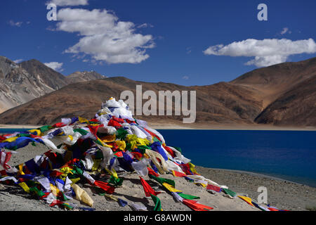 Les drapeaux de prières, Pangong-Lake, Ladakh, Inde, le Jammu-et-Kaschmir Banque D'Images