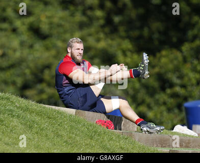 Rugby Union - coupe du monde 2015 - Pool A - Angleterre v Australie - session d'entraînement en Angleterre - Pennyhill Park.James Haskell, d'Angleterre, met ses chaussures au cours d'une séance d'entraînement à Pennyhill Park, à Bagshot. Banque D'Images