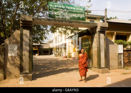 Asie - Myanmar - Rangoon - Birmanie, l'école monastique, des orphelins recueillis par des moines bouddhistes. L'école est pris en charge par l'italien et dons de l'étranger. Banque D'Images