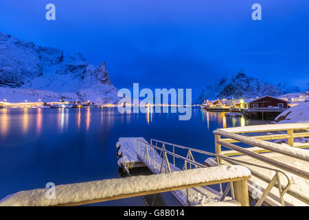 Sommets enneigés reflétée dans la mer froide à la tombée de la reine lofoten, Norvège europe Banque D'Images
