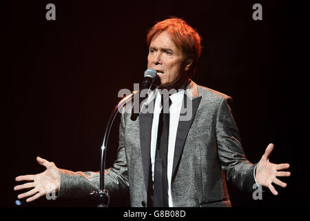 Sir Cliff Richard se produit sur scène au Birmingham Symphony Hall, à Birmingham, lors de sa tournée du 75e anniversaire. Banque D'Images