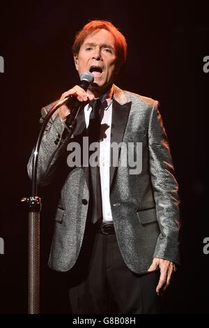 Sir Cliff Richard se produit sur scène au Birmingham Symphony Hall, à Birmingham, lors de sa tournée du 75e anniversaire. Banque D'Images