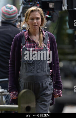 Renee Zellweger sur place à Islington, Londres, pendant le tournage de Bridget Jones's Baby, le troisième épisode de la franchise Bridget Jones. Banque D'Images