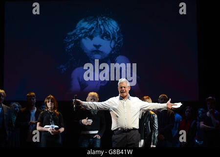 Directeur Cameron Mackintosh lors de la répétition du gala des Miserables du 30e anniversaire au Queen's Theatre de Londres, en aide à Save the Children. Banque D'Images