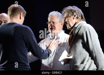 Directeur Cameron Mackintosh (au centre) pendant la répétition du gala des Miserables du 30e anniversaire au Queen's Theatre de Londres, en aide à Save the Children. Banque D'Images