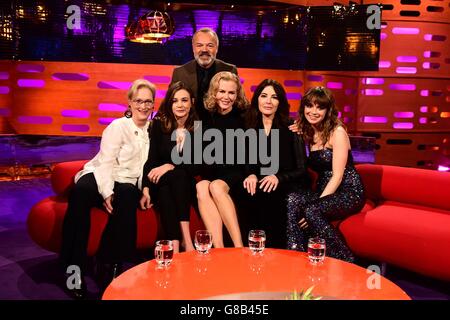 (De gauche à droite) Meryl Streep, Carey Mulligan, Graham Norton, Nicole Kidman, Nigella Lawson et Gabrielle Aplin, pendant le tournage du Graham Norton Show aux London Studios, dans le sud de Londres, qui sera diffusé sur BBC One vendredi soir. Banque D'Images