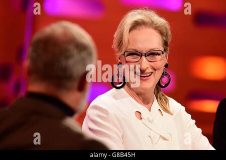 Graham Norton et Meryl Streep pendant le tournage du Graham Norton Show aux London Studios, dans le sud de Londres, devant être diffusé sur BBC One vendredi soir. Banque D'Images