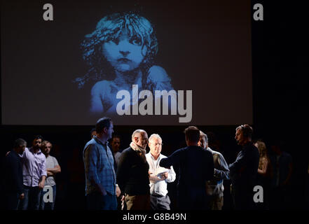 Le compositeur Claude-Michel Schonberg et le réalisateur Cameron Mackintosh lors de la répétition du gala des Miserables du 30e anniversaire de Save the Children qui a eu lieu au Queen's Theatre, Londres Banque D'Images