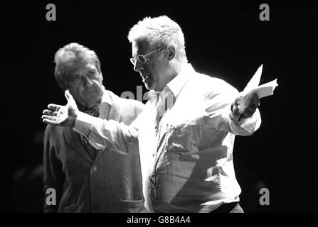 Directeur Cameron Mackintosh lors de la répétition du gala des Miserables du 30e anniversaire de l'événement à l'aide de Save the Children qui s'est tenu au Queen's Theatre, Londres Banque D'Images