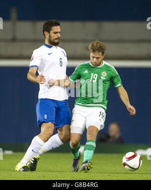 Alexandros Tziolis (à gauche) en Grèce, en action contre Jamie Ward, en Irlande du Nord, lors du match de qualification de l'UEFA European Championship à Windsor Park, Belfast. Banque D'Images