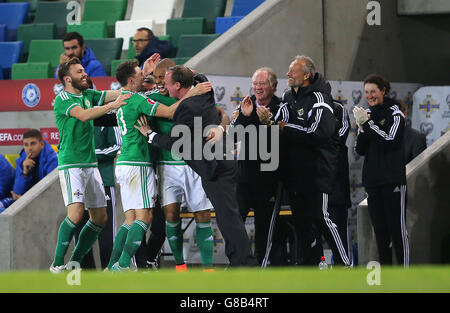 Josh Magennis (au centre, à gauche), en Irlande du Nord, célèbre avec ses coéquipiers le deuxième but du match de qualification de l'UEFA European Championship à Windsor Park, Belfast. Banque D'Images