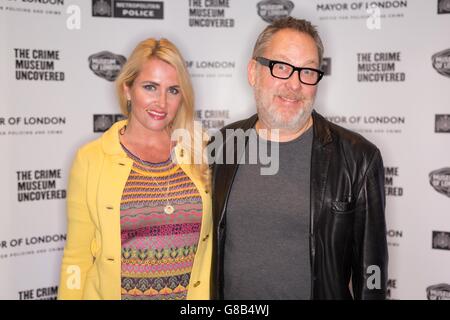 USAGE ÉDITORIAL SEULES Nancy Sorrell et Vic Reeves arrivent au lancement VIP de l'exposition découverte du crime Museum au Museum of London. Banque D'Images