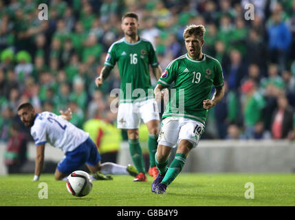 Football - Championnat d'Europe de l'UEFA qualification - Groupe F - Irlande du Nord / Grèce - Windsor Park.Jamie Ward, d'Irlande du Nord, en action lors du match de qualification de l'UEFA European Championship à Windsor Park, Belfast. Banque D'Images