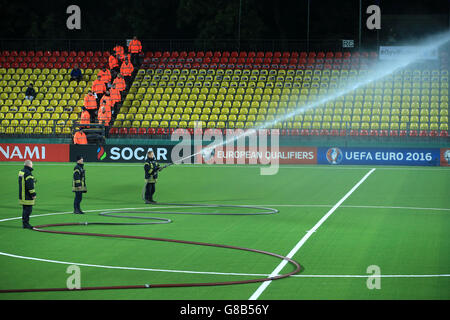 Football - Championnat d'Europe de l'UEFA qualification - Groupe E - Lituanie / Angleterre - Stade LFF.Les membres du personnel de fond arroser le terrain avant le match de qualification du Championnat d'Europe de l'UEFA au stade LFF, Vilnius, Lituanie. Banque D'Images