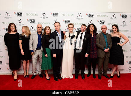 (G-D) Eve Macklin, Eva Birthunter, Colm Toibin, Fiona Dwyer, John Crowley, Saoirse Ronan, Emory Cohen, Amanda Posey, Nick Nornby et Eileen O'Higgins assistent à la projection officielle de Brooklyn lors du 59e Festival du film BFI de Londres à l'Odeon Leicester Square, Londres. APPUYEZ SUR ASSOCIATION photo. Voir PA Story SHOWBIZ Brooklyn. Date de la photo: Lundi 12 octobre 2015. Le crédit photo devrait se lire comme suit : Ian West/PA Wire Banque D'Images