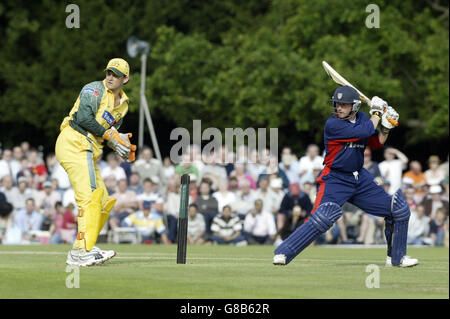 Cricket - PCA Masters XI v Australie - Château d'Arundel.Adam Gilchrist (L) d'Australie regarde Paul Collingwood de PCA. Banque D'Images