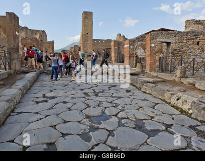 Rue ancienne, dans le site romain de Pompéi, Campanie, Italie. Pompéi est un UNESCO World Heritage Site. Banque D'Images