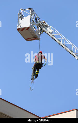 Les pompiers accroché le corde pendant la formation dans firehouse Banque D'Images