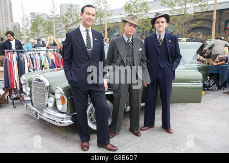 (De gauche à droite) Bradley Cooper, Alan Morris et Jake Drudge posent devant une Mercedes-Benz 220 se d'époque de 1965 à la vente de chaussures de voiture classique à Lewis Cubitt Square, Londres. Banque D'Images