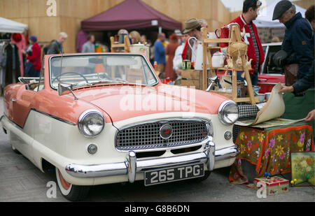 Une voiture d'époque est garée au Classic car Boot sale à Lewis Cubitt Square, Londres. Banque D'Images