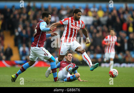 Joleon Lescott de la Villa Aston (à gauche) et Glen Johnson de Stoke City (à droite) Banque D'Images