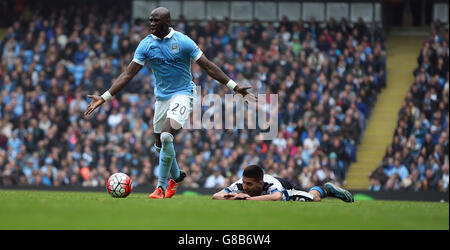 Eliaquim Mangala de Manchester City et Aleksandar Mitrovic de Newcastle United lors du match de la Barclays Premier League au Etihad Stadium de Manchester. Banque D'Images