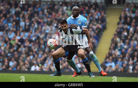 Eliaquim Mangala de Manchester City et Aleksandar Mitrovic de Newcastle United lors du match de la Barclays Premier League au Etihad Stadium de Manchester. Banque D'Images