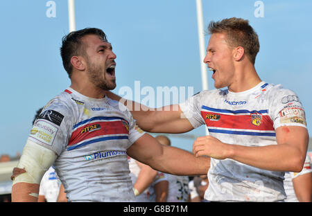 Wakefield Trinity Wildcats Scott Moore (à gauche) fête avec Jacob Miller après avoir inscrit le match gagnant de l'essai pendant le jeu million Pound, le match final de la partie finale de la partie de jeu à Belle vue, Wakefield. Banque D'Images