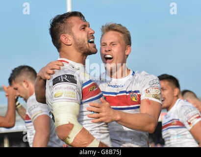 Wakefield Trinity Wildcats Scott Moore (à gauche) fête avec Jacob Miller après avoir inscrit le match gagnant de l'essai pendant le jeu million Pound, le match final de la partie finale de la partie de jeu à Belle vue, Wakefield. Banque D'Images