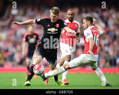 Aaron Ramsey d'Arsenal et Bastian Schweinsteiger de Manchester United (à gauche) se battent pour le ballon lors du match de la Barclays Premier League au stade Emirates, Londres. Banque D'Images