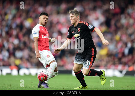 Bastian Schweinsteiger de Manchester United et Alex Oxlade-Chamberlain d'Arsenal (à gauche) lors du match de la Barclays Premier League au stade Emirates, Londres. Banque D'Images